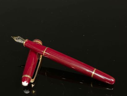 MONTBLANC Stylo plume bordeaux avec cartouches...