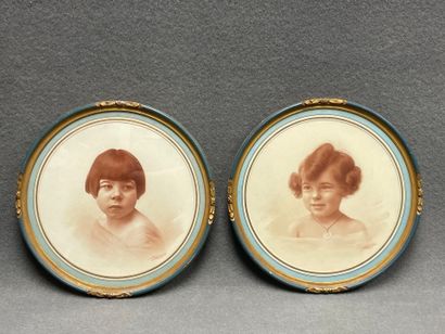 Deux photographies de fillettes, cadres ronds....