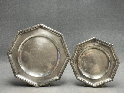 Deux plats octogonaux en métal argenté.
D:...