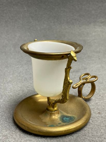 Brule parfum russe en laiton et opaline.
Milieu...