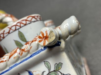 Oeufrier en faïence de Desvres à décor ROUEN,
Manquent...