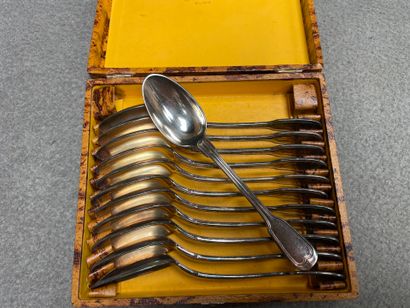Lot comprenant: 
-Coffret de 12 couteaux....