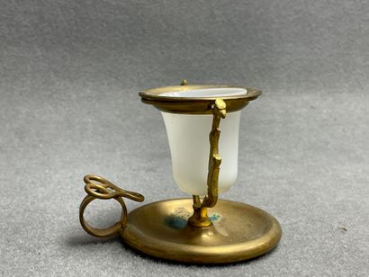 Brule parfum russe en laiton et opaline.
Milieu...