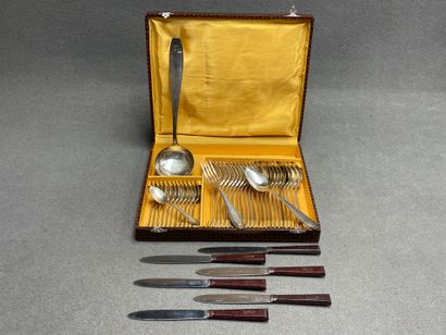 Ménagère de couverts en métal argenté et...