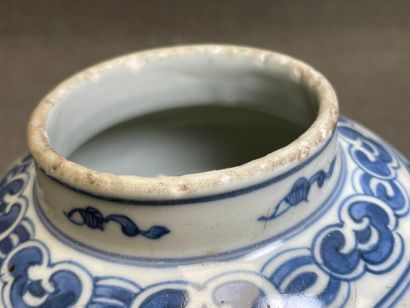 Vase en porcelaine de Chine. 
H. :16 cm....