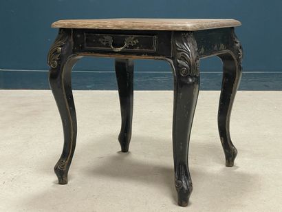 Table d'appoint en bois patiné.
Style Louis...