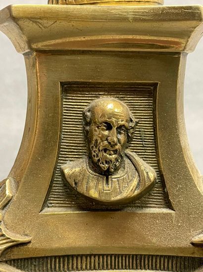 Pique cierge en bronze. 
H. :28 cm.