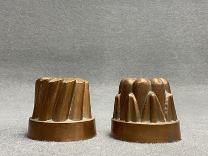 Deux petits moules à gâteaux en cuivre n°8...