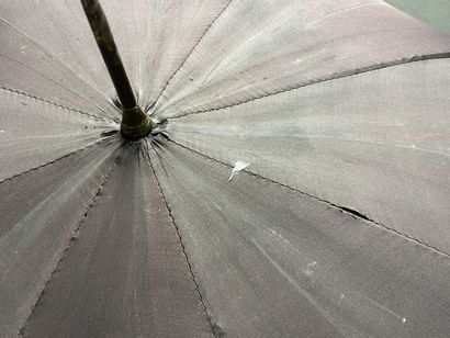 Deux parapluies fin XIX, pommeaux métal argenté....