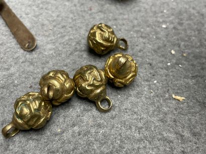 Lot d'objets de vitrine: 
Boites, pailles...