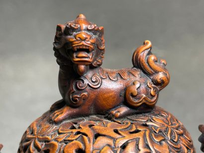 $
Brule parfum en bois sculpté. 
Chine XIX°
H....