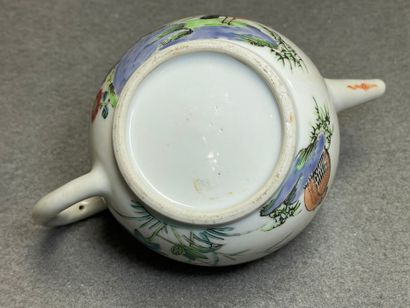 Théière en pocelaine de Chine. 
H. :12 cm....