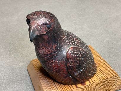 Tête de faucon en grès émaillé sur socle...