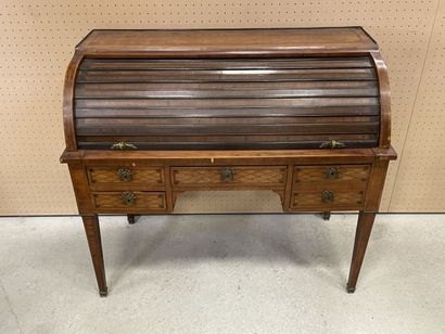 Bureau cylindre marqueté 
style Louis XVI
H:...