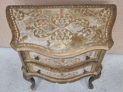 Petite commode à deux tiroirs en bois patiné...