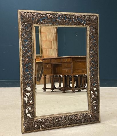 Miroir cadre en bois ajouré et patiné. 
90...
