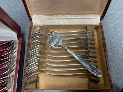 Lot comprenant: 
-Coffret de 12 couteaux....