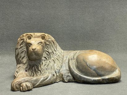 Lion en pierre sculptée moderne.
Monogrammé.
19...