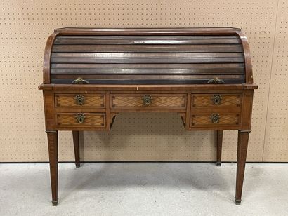 Bureau cylindre marqueté 
style Louis XVI
H:...