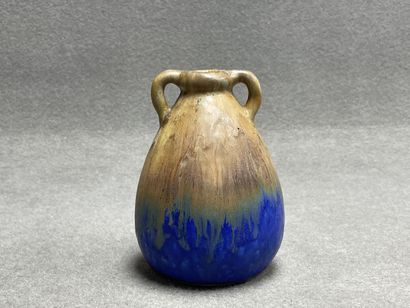 Vase en grès à deux anses à couverte bleu...