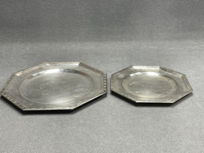Deux plats octogonaux en métal argenté.
D:...