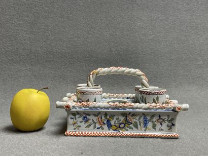 Oeufrier en faïence de Desvres à décor ROUEN,
Manquent...