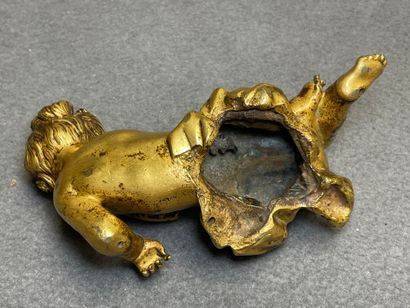Jeune fille allongée. 
élément en bronze...