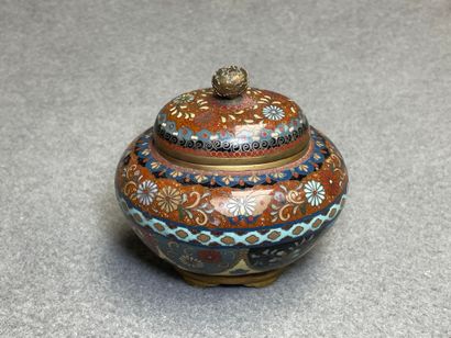 Bonbonnière en émaux cloisonné japonais
H....