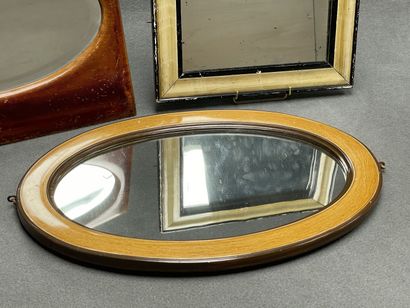Trois miroirs cadres en bois. 
33 x 44 cm,...
