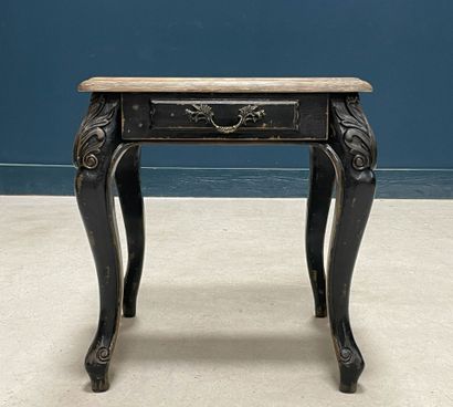 Table d'appoint en bois patiné.
Style Louis...