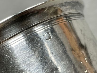 Timbale en argent en écrin. 
H. :7,5 cm....