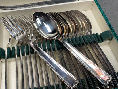 Ménagère de couverts en métal argenté: Douze...