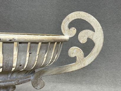 Urne ajourée en métal patiné. 
H. :38 cm....