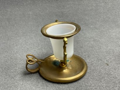 Brule parfum russe en laiton et opaline.
Milieu...