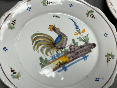 Lot de six assiettes en faïence de Nevers...