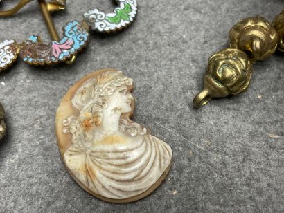 Lot d'objets de vitrine: 
Boites, pailles...