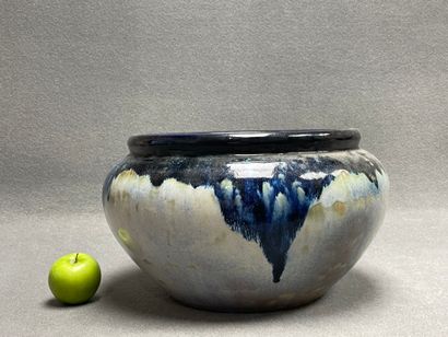 Grand cache pot en grès émaillé. 
H. :24...