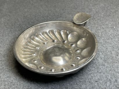 Taste-vin en argent 
D. :7,5 cm. 
Poids:...