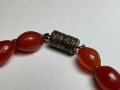 Collier en verre couleur ambre et deux bagues...
