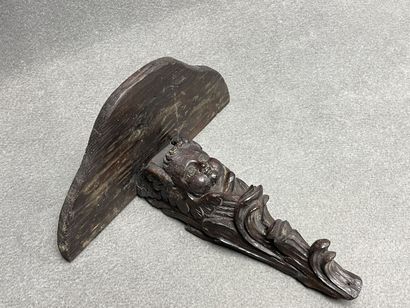 Petite console d'applique en chêne sculpté...