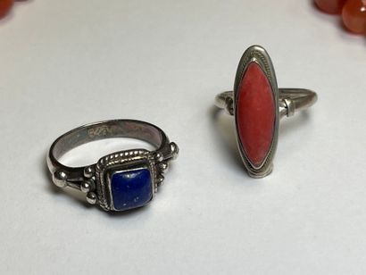Collier en verre couleur ambre et deux bagues...