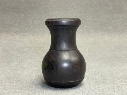 Vase en bois tourné. 
Chine
H. :10 cm. 
Signé...
