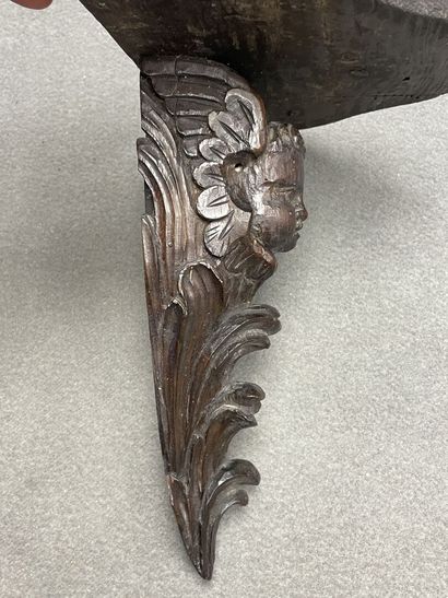 Petite console d'applique en chêne sculpté...