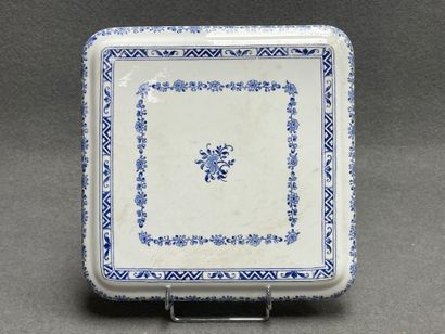 GIEN dessous de plat en faience à décor bleu.
26...