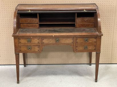 Bureau cylindre marqueté 
style Louis XVI
H:...