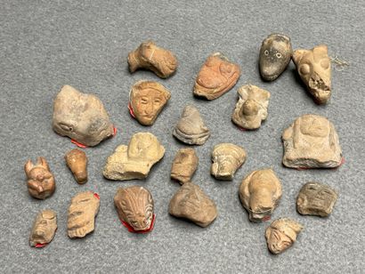 Lot d'objets de fouilles. 
H. : de 2 à 6...