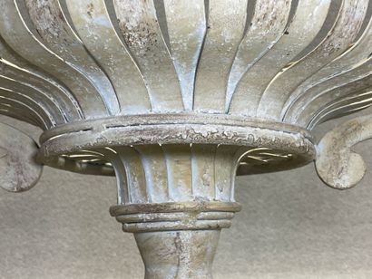 Urne ajourée en métal patiné. 
H. :38 cm....
