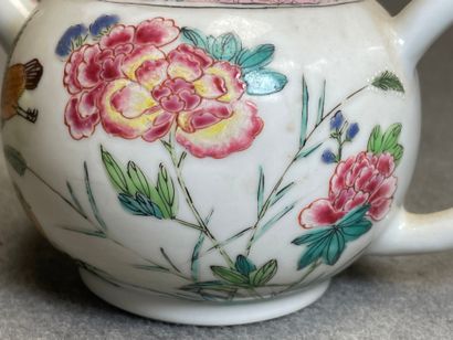 Théière en pocelaine de Chine. 
H. :12 cm....