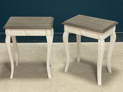 Paire de guéridons en bois laqué , plateau...