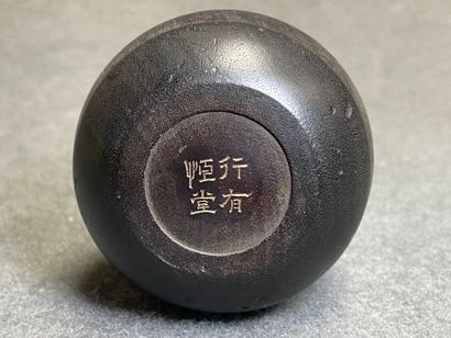 Vase en bois tourné. 
Chine
H. :10 cm. 
Signé...